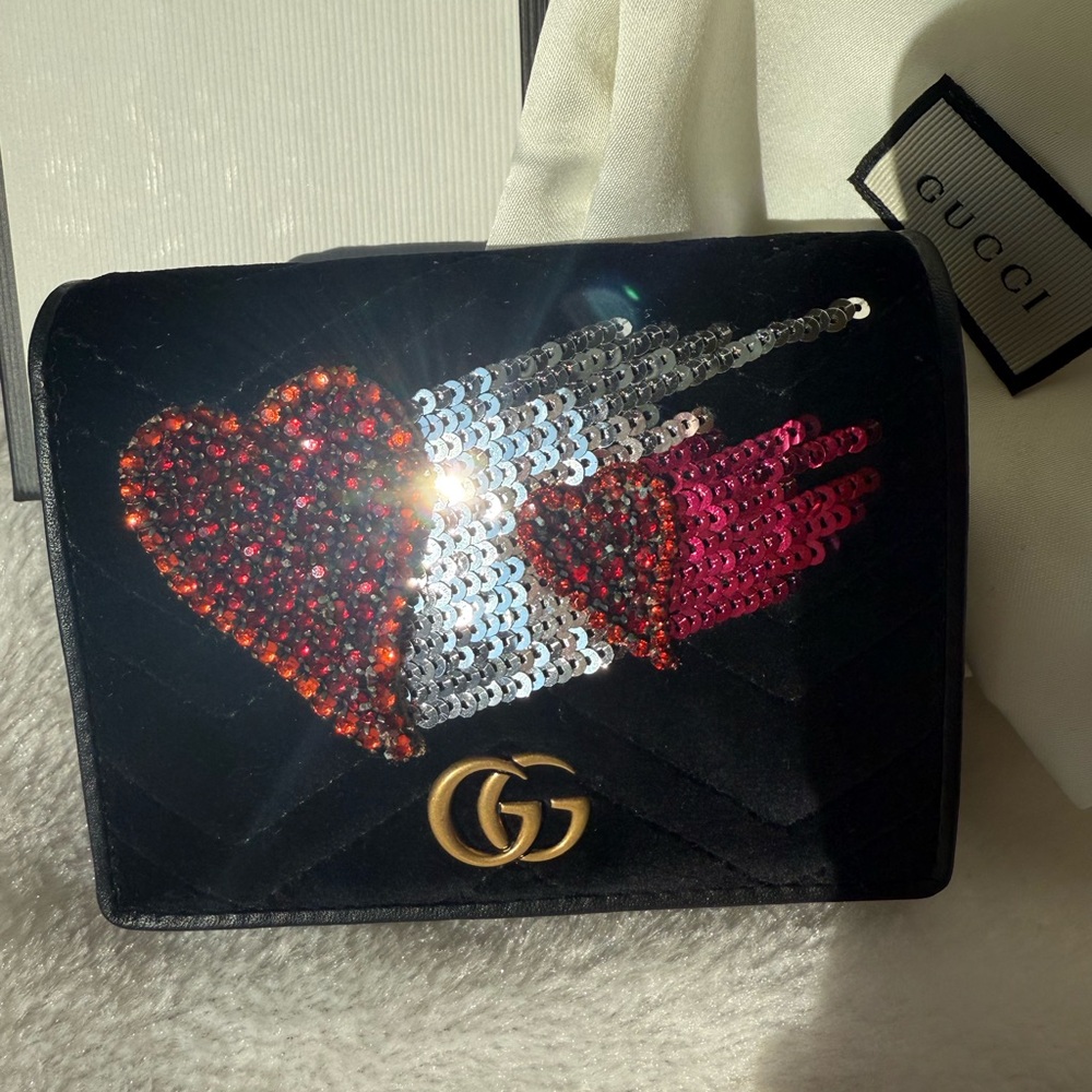 NIB GUCCI LIMITED EDITION MARMONT VELVET WALLET WITH CRYSTAL HARTS